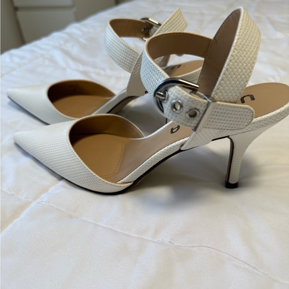 NEW- Unisa White Textured, pointed  toe pump. 8 - Picture 3 of 7